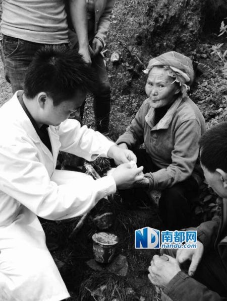 爱德基金会组织医护人员为长者检查身体。 爱德基金会组织医护人员为长者检查身体。