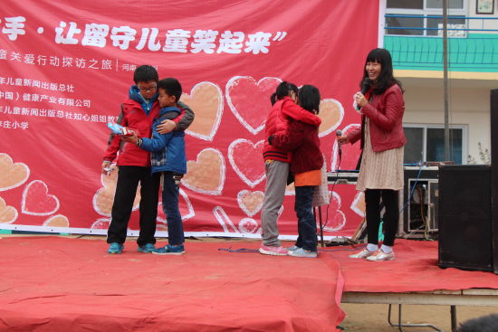 手拉手主题活动中孩子们友谊的拥抱