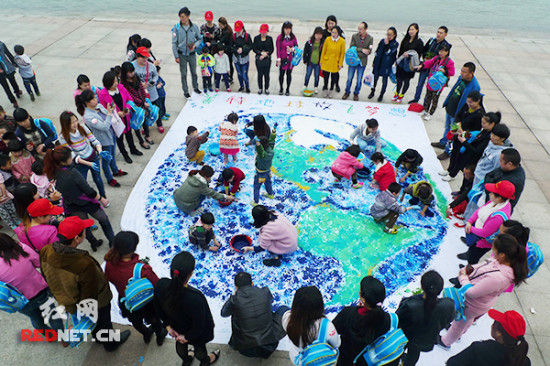 纪念世界地球日长沙100名幼儿手绘地球（图）
