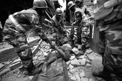 尼地震已造成3904人遇难中国登山者1死8伤1失联