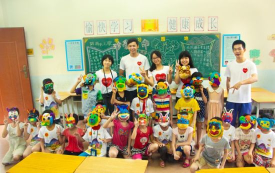 广州美院的大学生志愿者与孩子们共同寻找色彩与绘制梦想