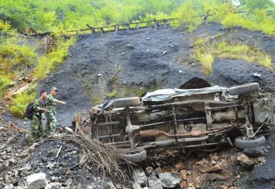 陕西山阳山体滑坡66人被埋