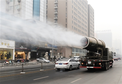 今年1月5日，俗称“雾炮车”的多功能抑尘车，在郑州街头喷雾降尘。喷射的水雾颗粒达到微米级，能有效分解空气中的污染颗粒物、尘埃等，有效缓解雾霾。 图/CFP