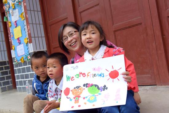 美赞臣大中华区总裁游佩瑜与山村幼儿园孩子共绘彩图