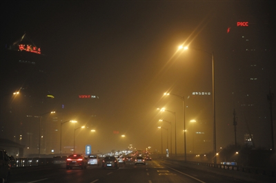 昨日，国贸桥，空气重污染橙色预警下的北京。预计今明两天重污染持续，后天空气质量好转。新京报记者 卢淑婵 摄
