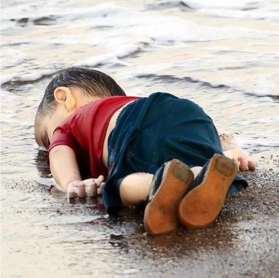 3岁的叙利亚小难民艾兰·库尔迪伏尸土耳其海滩。资料图