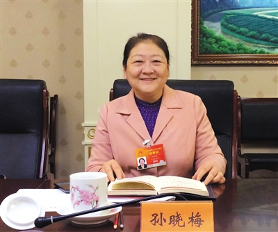 在担任全国人大代表期间,孙晓梅被称为“硬茬”代表。
从开始研究中国的家庭暴力问题到反家暴法正式实施,孙晓梅经过了26年的光阴。受访者供图
