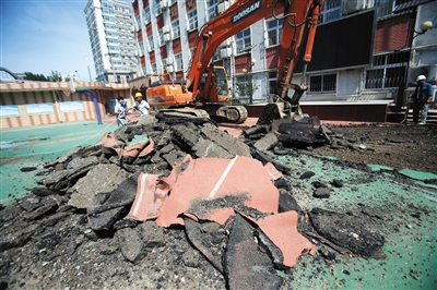 6月17日，施工人员拆除实验二小白云路分校塑胶跑道。新京报记者 王贵彬 摄