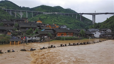 7月17日8时至13时,湖南省古丈县普降大到暴雨,泥石流导致交通中断,数百辆车被堵约3小时。新京报记者 王煜 摄