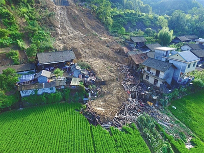 山体滑坡冲毁了古丈县部分民房。图/视觉中国