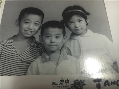 王英姐弟从石家庄育红学校回唐山过暑假拍的照片（右一王英、右二王安）。