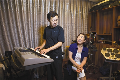 韩亚文喜欢唱歌，丈夫陈强喜欢摆弄各种乐器，俩人总是配合演奏。