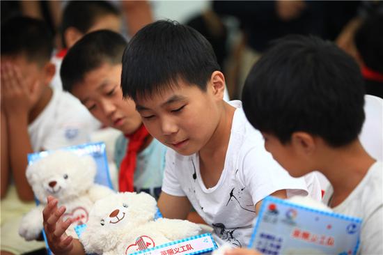 中国青基会推出“希望工程玩具总动员”，旨在以赠送玩具为切入点关注农村留守儿童的心理需求和益智需求，让偏远地区的儿童能够感受到来自全社会的爱和正能量。