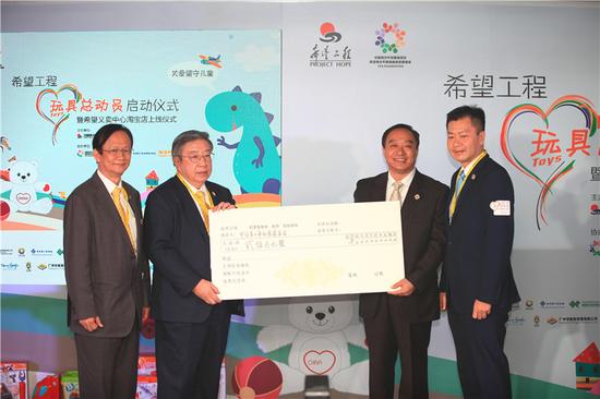陈其镳教授代表香港电子业商会等向中国青少年发展基金会主要负责人王剑递交捐赠支票。