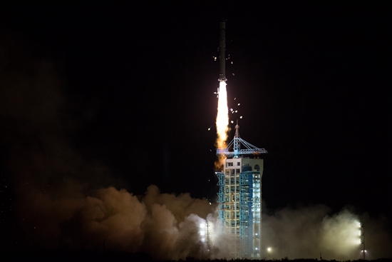 12月22日,我国在酒泉卫星发射中心用长征二号丁运载火箭成功将全球二氧化碳监测科学实验卫星发射升空。任晖/摄(新华社发)