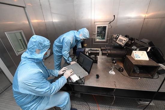 12月16日，在中科院长春光机所高光谱技术实验室，科研人员在低温室内检测设备性能。中科院科学传播局供图（新华社发）
