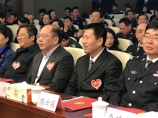 图为：中国社会福利基金会副秘书长杭宇（中），公安部刑侦局副巡视员陈士渠（右）在活动现场。