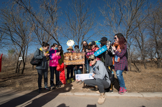 中国绿化基金会代表与明星粉丝团代表共同为内蒙古阿拉善盟腾格里沙漠锁边生态公益项目基地的“树星大道”揭牌，“树星大道”上每一块爱心林木牌都代表着明星与粉丝团对沙漠化的关心和重视。