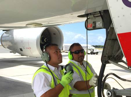 夏威夷航空地勤人员为抵达的宽体客机连接外置电源