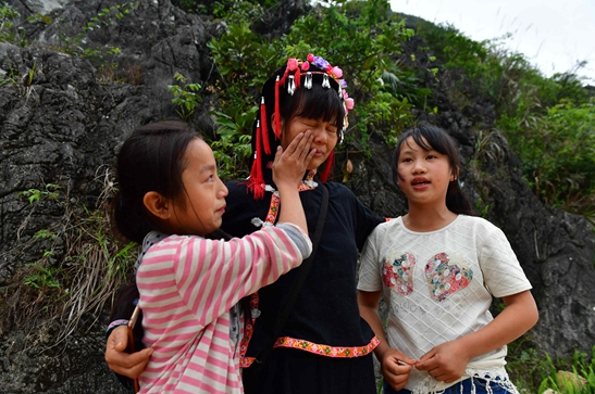 im在广西大化瑶族自治县板升乡弄冠村开展公益活动后，唐翠玉被孩子们送别的歌声感动落泪（4月25日摄）。age