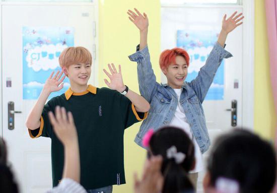 新生代音乐组合NCT DREAM中仁俊和辰乐两位成员，与孩子们快乐的互动