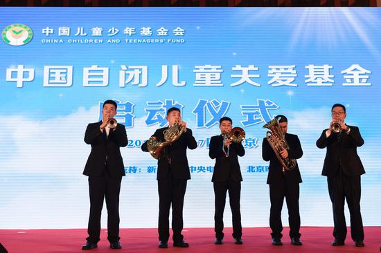 中国自闭儿童关爱基金实践基地上海曹鹏天使知音沙龙的孩子们和老师一起表演节目