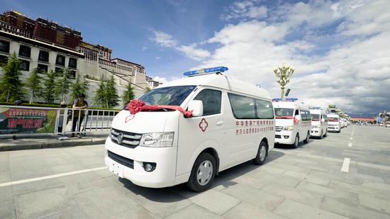 思源芭莎救护车通过布达拉宫广场奔赴西藏受助地区