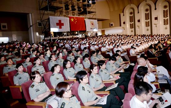 中央军委有关部门的护理工作者参加了颁奖大会