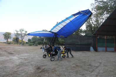 　　▲6月15日,中国志愿者和马纳普斯国家公园园长阿亮将动力三角翼推出机库。