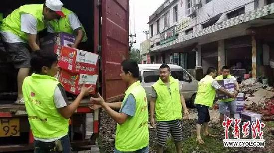 　　爱行志愿者在益阳泥江口运送物质给灾民　　