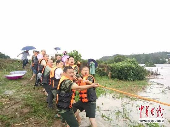 　　浏阳市青年公益组织积极参与抗洪救援