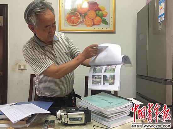 骆礼全展示他20年的环保维权资料。中国青年报·中青在线记者 王景烁/摄
