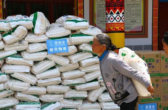 　　 贵州威宁洪灾，图为发放救援物资现场。