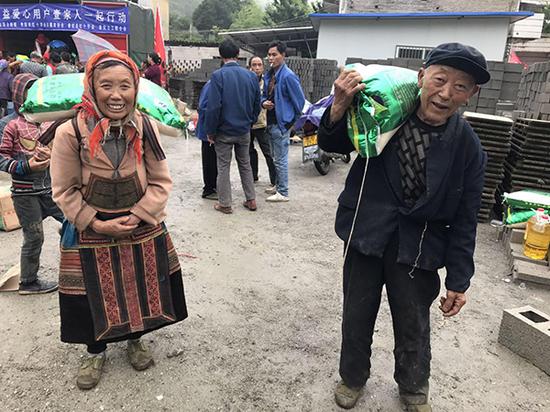 图为龙奶奶和老伴儿。