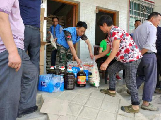 　　图为壹基金壹家人在贵州瓮安发放救援物资。