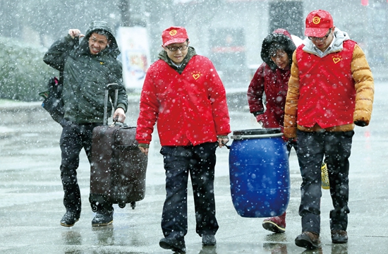 2016年1月，志愿者冒雪开展春运服务。