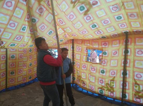 壹基金志愿者在搭建救灾帐篷