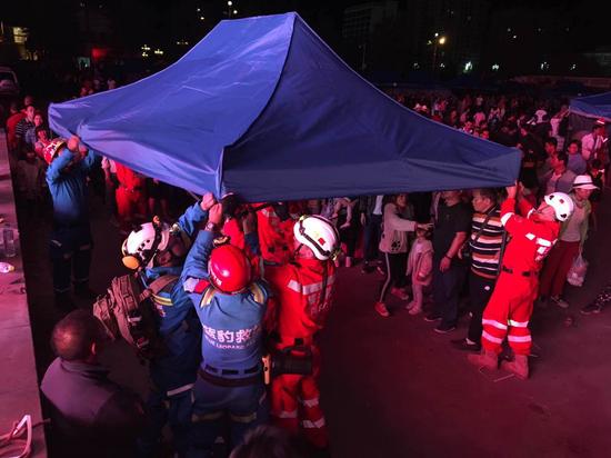 前线救援队员联合作战，在九寨沟县广场搭建临时安置帐篷30余顶，分流滞留旅客3000余人次，保障旅客安全。