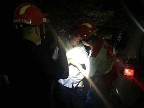 8月12日晚10点半，四川工作组运输物资至距离九寨沟新县城约20公里处，发现前方一货车侧翻、1人受伤，随即先行实施探伤止血，待救护车到来后，全队继续出发赶往目的地。