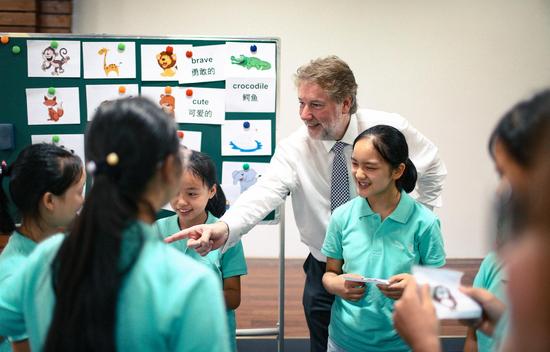 捷豹路虎中国首席财务官李大龙(Richard Shore)先生为雅安捷豹路虎希望学校的女孩们带来了一堂别开生面的英语课