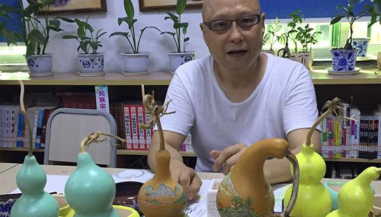 \ 社区花甲老人在创作葫芦画