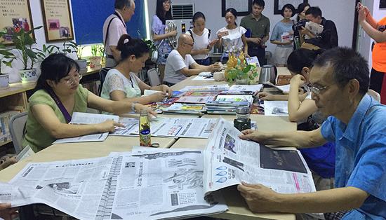 \ 社区居民在阅览室浏览报刊