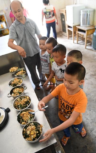 学生们在领取营养午餐  新华社记者 陆波岸/摄