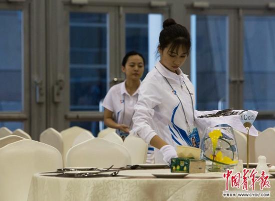 在新闻中心自助餐厅服务的志愿者。中国青年报·中青在线记者 郑萍萍/摄
