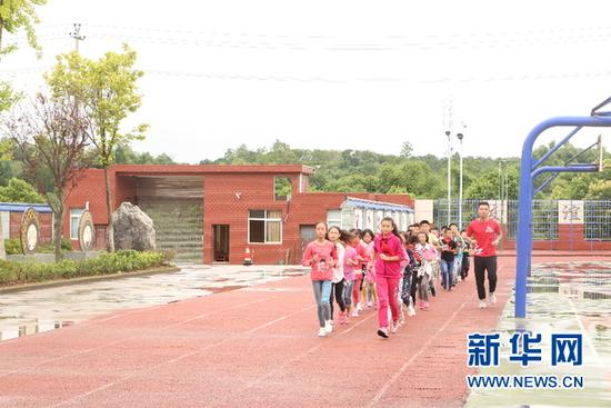 广安红马公益课堂，肖兆年带领学生跑步