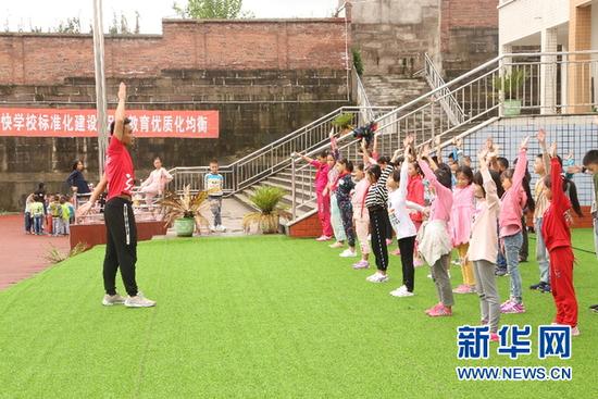 广安红马公益课堂，肖兆年带领学生做操
