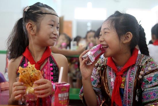 9月5日，在广西融水苗族自治县第三小学，苗族学生在吃免费营养早餐。视觉中国供图