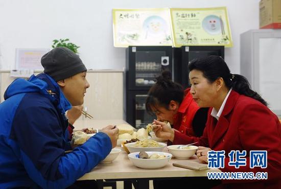吴亚琴（右）在早餐时与长山花园社区社工议定工作日程。