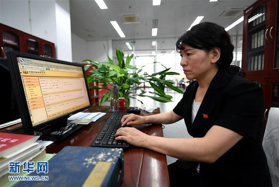 在位于河北石家庄的河北省图书馆，苏文珠将古籍信息录入电脑。