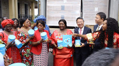 居中三位：（左）塞国副总统夫人Mrs.Foh；（中）塞国总统夫人Mrs.Koroma；（右）中国驻塞拉利昂大使吴鹏